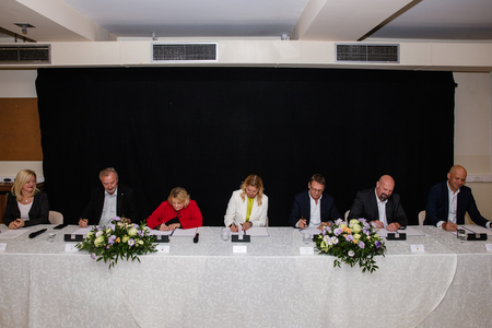 Podpis pogodbe o širitvi ZD Domžale; foto: Eva Žurbi 